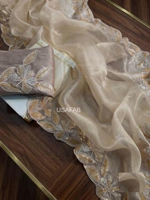 Designer Reine Organza Seide Saree 3 Mm Pailletten Stickerei Und Stilvolle Arco Cut Bordure Festliche Party Wear Saree